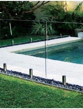 Cl&ocirc;ture piscine en verre amovible : guide barri&egrave;res et prix