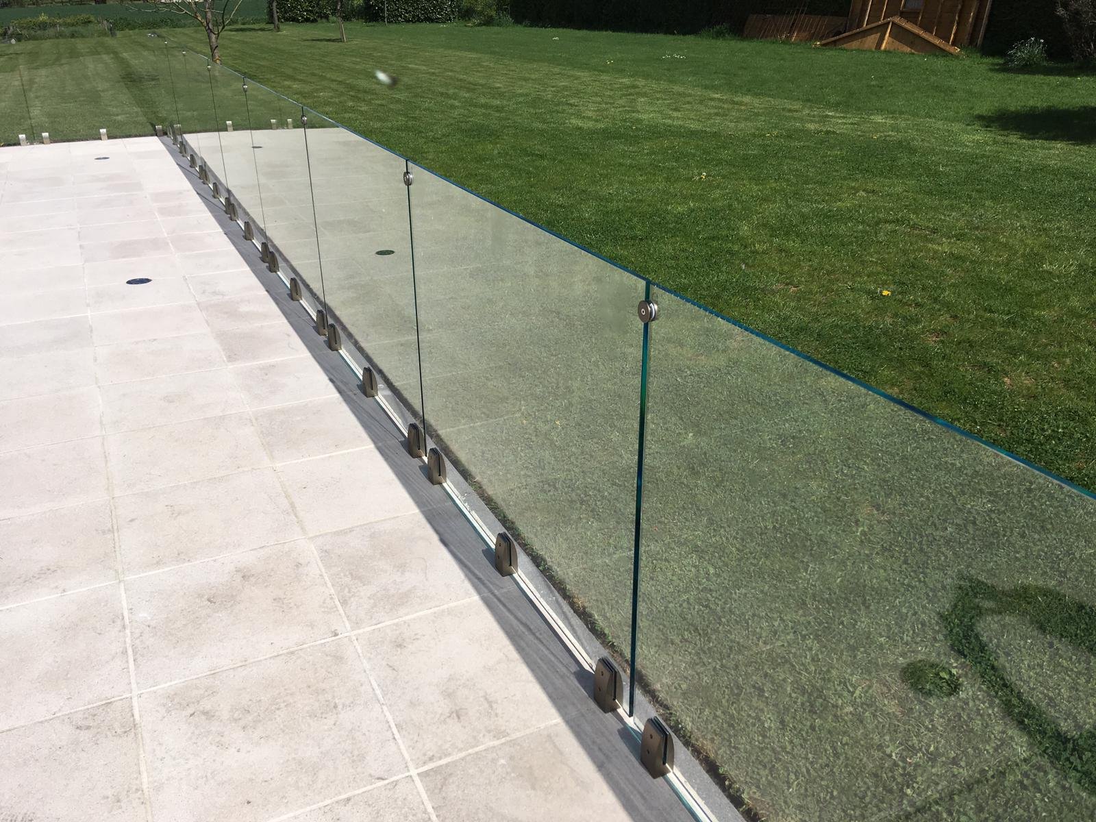 Cl&ocirc;ture verre acier prix : tarifs selon dimensions et pose